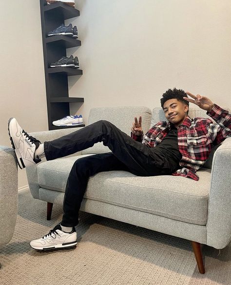 Miles Brown, Duke Thomas, Chilling At Home, Baggy Outfit Ideas, Cute Guy Pics, Out Outfits, Black Actors, Cute Black Guys, Love And Lust