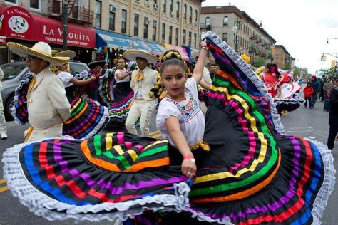 Cinco de Mayo - An Authentic Celebration in the City of Puebla Mexican Wedding Favors, Mexican Skirts, Mexican Independence, Traditional Mexican Dress, Mexican Army, Mexican Men, Mexican Holiday, Michelada, Personal History