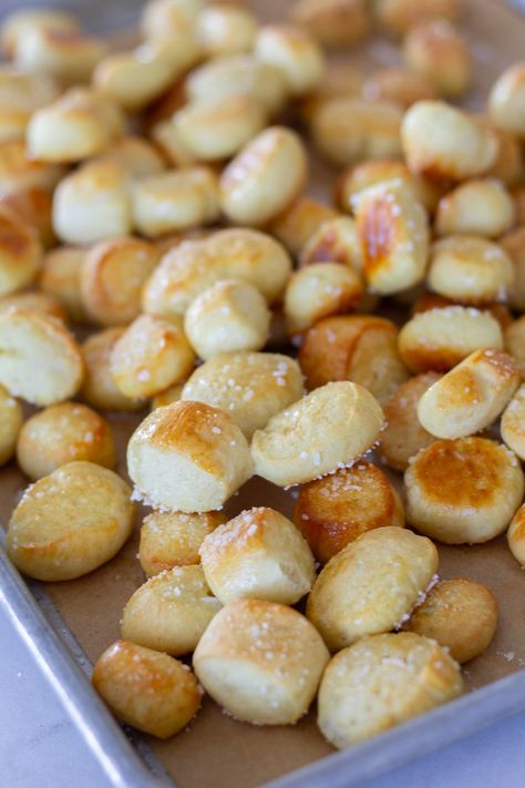 Easy Homemade Pretzel Bites Homemade Pretzel Bites Easy, How To Make Pretzel Bites Without Yeast, Pretzel Bites Appetizer, Easy Homemade Soft Pretzels, Garlic Pretzel Bites, Bread Machine Pretzel Bites, Easy Pretzel Recipe No Yeast, Quick Pretzel Bites, Homemade Hard Pretzels