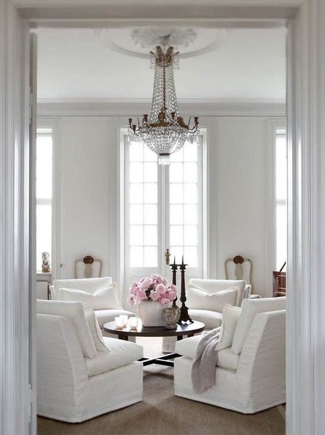 .4 matching chairs in living room, love this room with it's beautiful windows and chandelier, elegant Good Life of Design Real Estat, Design Salon, White Living, White Chair, White Living Room, White Rooms, White Furniture, Formal Living Rooms, Settee