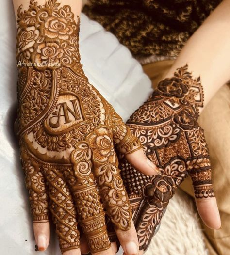 Name Mehndi Designs For Hands, Name Mehendi Designs For Hands, Right Hand Mehndi Designs, Mehndi Designs With Name, Dubai Style Mehndi Design, Name Mehndi Design, Kashee's Mehndi Designs, Rose Mehndi Designs, Mehndi Designs For Kids