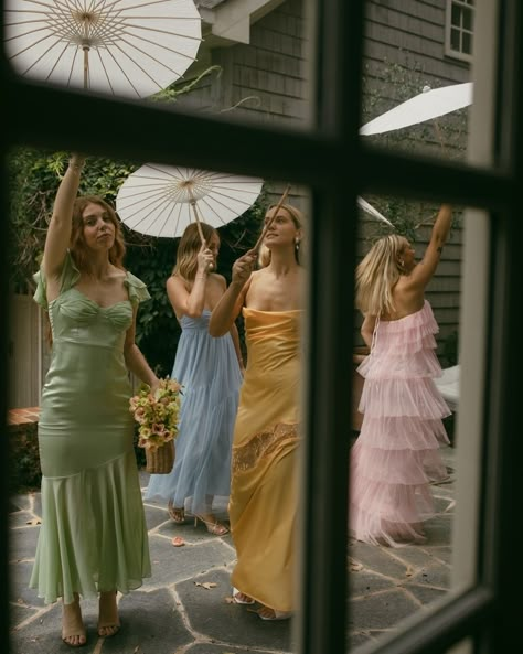 Spring Wedding Elegant, Pastel Garden Party Wedding, Garden Wedding Bridal Party, Bridesmaid Parasol, Funky Bridesmaid Dresses, Colorful Wedding Aesthetic, 80s Wedding Aesthetic, Garden Party Wedding Attire, 60s Wedding Aesthetic