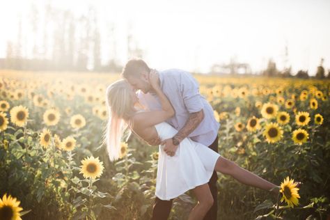 Vicky & Will Sunflower Field Engagement!! Sunflower Field Photography, Sunflower Field Pictures, Field Engagement Photos, Sunflower Patch, Best Couples, Sunflower Photography, Engagement Picture Outfits, Cute Engagement Photos, Couple Engagement Pictures