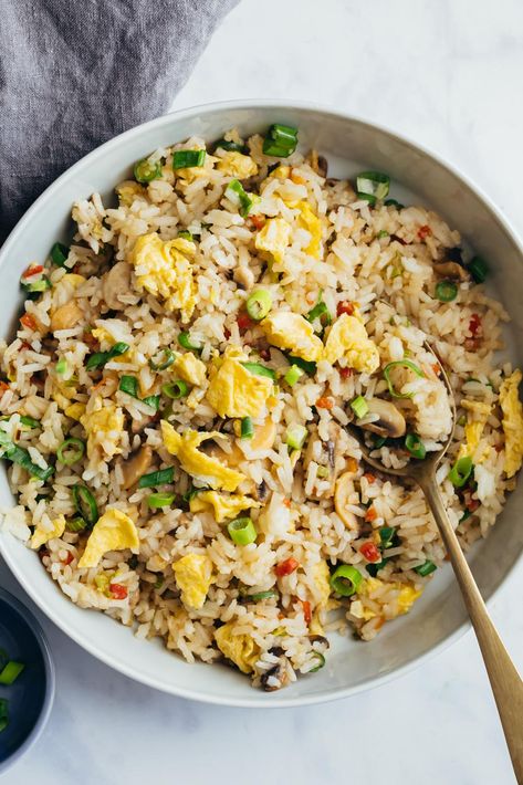 Check out my secret tips to making amazing restaurant style Chinese egg fried rice at home! Just 20 minutes and no one will believe its homemade. Best takeout at home recipe. Use chicken, pork, tofu, beef or shrimp to add variations. #chinese #asian #wok #soy #quick #easy #fast #dinner #lunch Tofu Beef, Egg Rice Recipe, Chinese Egg Fried Rice, Fried Rice Recipe Video, Egg Fried Rice Recipe, Chinese Fried Rice, Fried Rice Recipe Easy, Chinese Egg, Chicken Fried Rice Recipe