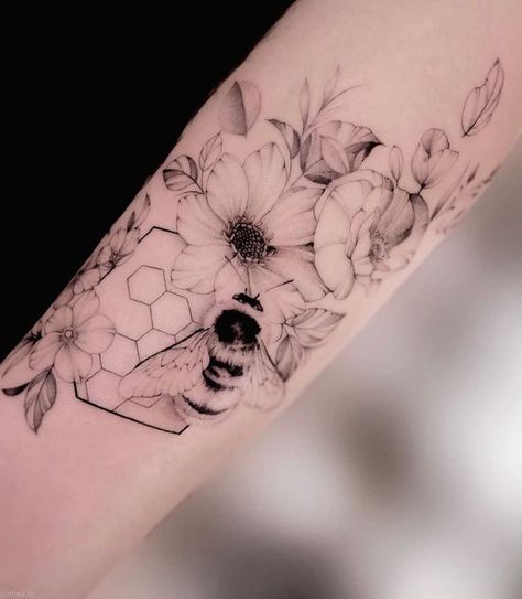 Bee And Flower Tattoo, Floral Arm Tattoo, Honeycomb Tattoo, Lillies Tattoo, Bumble Bee Tattoo, Insect Tattoo, Wildflower Tattoo, Floral Tattoo Sleeve, Airbrush App