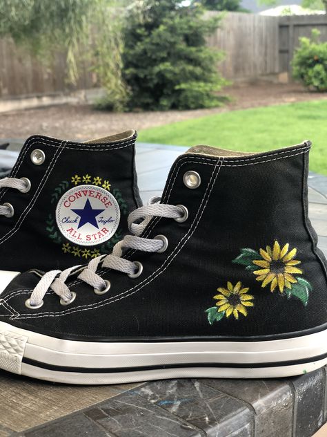 Painted Converse Black, Sunflower Converse, Black Painted Converse, Converse Designs Diy Paint, Black Converse Custom Ideas, Black Converse Painting Ideas, Converse Sunflower, Embroidery Shoes Diy, Burgundy Converse