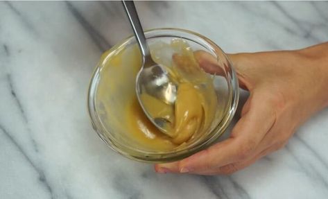 This is a guide on a DIY baking soda and honey face mask. Learn how to make a honey face mask with baking soda in this 2-step tutorial. Baking Soda And Honey Face Mask, Honey And Baking Soda Mask, Facial Ideas, Diy Baking Soda, Honey Scrub, Baking Soda Mask, Baking Soda And Honey, Mask For Glowing Skin, Wellness Hacks