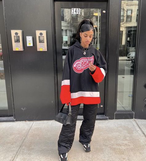 Hockey Jersey Outfit Black Woman, Hockey Jersey Outfit, Girl Cargo Pants, Girls Cargo Pants, Jersey Fits, Style Goals, Jersey Outfit, Fit Ideas, Hockey Jersey