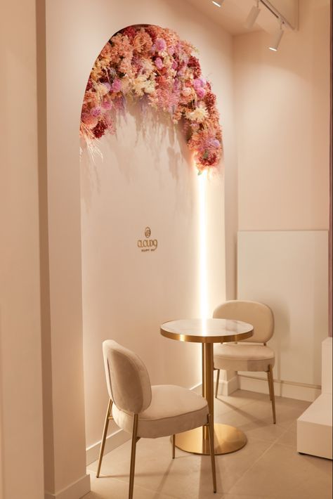 Lash Studio Decor Ideas, Beauty Shop Interior Design, Beauty Salon Entrance, Spa Room Decor Luxury, Small Beauty Studio, Area Instagramavel, Clothes Shop Design Ideas, Store Wall Design, Luxury Boutique Interior