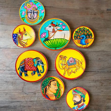 Tavdi Painting Ideas, Pichwai Coasters, Wall Plate Painting Ideas, Plate Painting Ideas, Plate Painting, Buddhist Art Drawing, Lotus Flower Art, Peacock Wall Art, Coaster Art