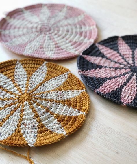 The Marguerite Motif is a free crochet pattern based on a geometric design. Crocheted Coasters, Motifs Granny Square, Tapestry Crochet Patterns, Crochet Home Decor, Crochet Tapestry, Crochet Square Patterns, Crochet Motifs, Granny Square Crochet Pattern, Single Crochet Stitch