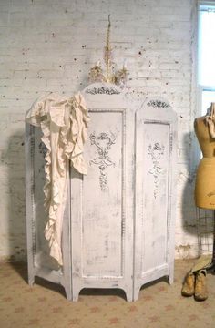 Shabby Chic Room Divider, Screen Bedroom, Chic Chalet, Painted Jewelry Armoire, Dressing Screen, Vintage Painted Furniture, Chic Room, Shabby Chic Room, Painted Cottage