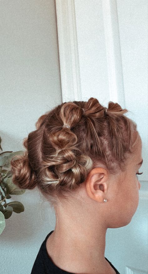 Cute Aesthetic Boho Hairstyle For Girls! Bubble Buns Short Hair, Bubble Braids Into Buns, Bubble Braid Into Bun, Bubble Braid Bun, Scarlett Hair, Braid Buns, Braid Pony, Sports Hair, Hairstyles Girl