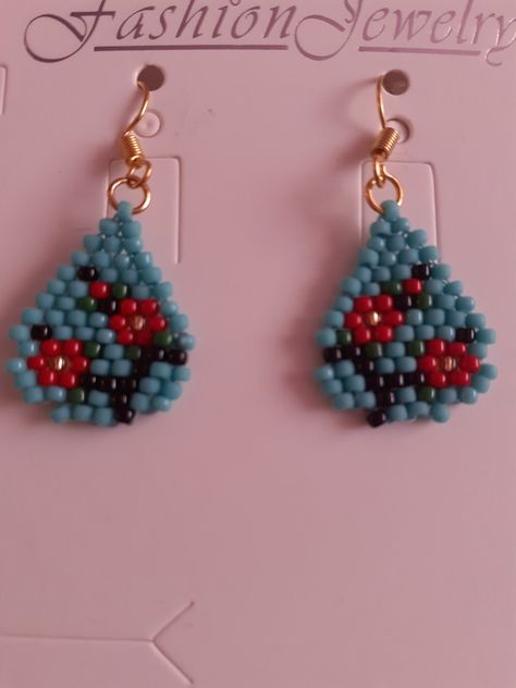 Small Brick Stitch Earrings, Miyuki Beads Pattern, Diy Seed Bead Earrings, Stitch Earrings, Seed Bead Crafts, Beadwork Designs, Beading Jewelery, Beaded Jewlery, Brick Stitch Earrings