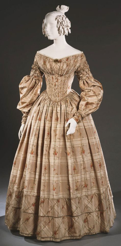 1840s Dress, Fashion History Timeline, 1830s Fashion, Victorian Era Fashion, Girls Attire, Ladies Day Dresses, 1800s Fashion, 19th Century Fashion, Period Outfit