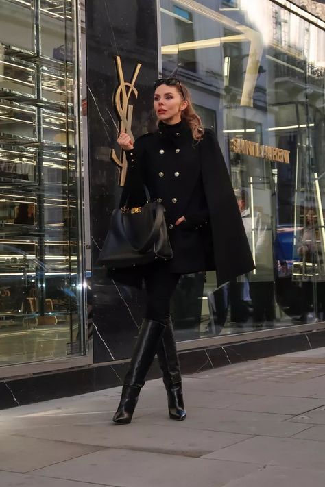 Black Poncho Outfit, Knee Length Boots Outfit, Cape Coat Outfit, Laura Blair, Poncho Outfit, Street Style Fall Winter, Fall Fashion Coats, Black Poncho, Classy Winter Outfits