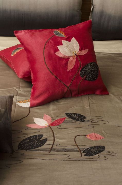 Embroidery On Cushion Covers, Indian Cushion Covers, Cushion Cover Designs Embroidery, Painting On Cushion Covers, Cushion Embroidery Design Ideas, Hand Painted Cushion Covers, Bed Sheet Painting Design, Diy Cushion Covers, Indian Cushions