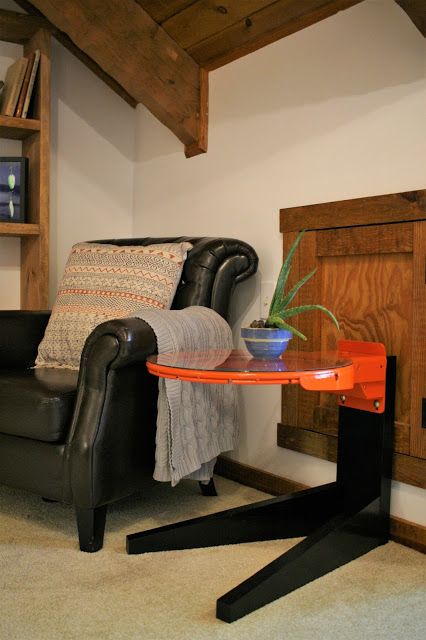 This unique side table is made from an old BASKETBALL HOOP! Fun for a sports loving teen or a man cave. Diy Man Cave, Diy Bedroom Decor For Teens, Old Basketball, Boys Room Diy, Bedroom Design Diy, Rustic Home Offices, Basketball Goal, Basketball Rim, Unique Side Table