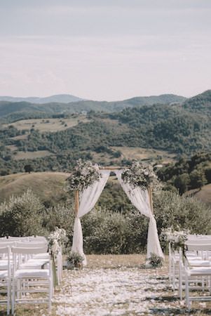 Stunning panoramic wedding in Italy. With hills on the background and the olive grows on a side. Perfect arch for this type of wedding. Italian Wedding Arch, Wedding In Italy, Wedding Mood Board, Wedding Mood, Italian Wedding, Italy Wedding, Umbria, Wedding Arch, Stunning View