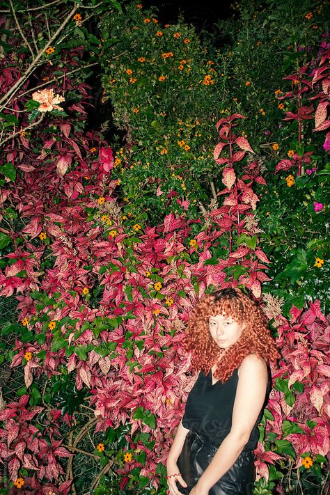 Editorial Flowers, Curly Redhead, Flash Aesthetic, Fashion Photoshoot Editorial, Portrait With Flowers, Gen Z Fashion, Portrait Aesthetic, Photoshoot Editorial, Photography Night