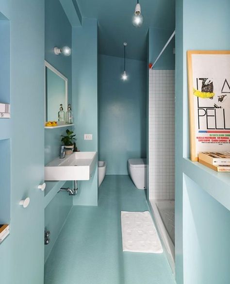 Mr Buckley su Instagram: "@studio_wok ⁠ ⁠ 📸 @federicovillastudio ⁠ ⁠ ⁠ ⁠ #interiordesign ⁠ #architecture⁠ #designer⁠ #interiors ⁠ #spaces ⁠ #colours ⁠ #objects…" Colorful Bathrooms, Turquoise Bathroom, Modern Appartement, Neon Noir, Bad Inspiration, 카페 인테리어 디자인, Apartment Bathroom, Hus Inspiration, Tiny Apartment