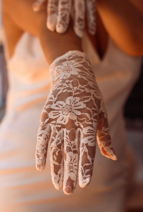 White Lace Bridal Gloves – Velo Bianco Lace Gloves Outfit, Wedding Dress With Gloves, Lace Gloves Wedding, Brides Accessories, Nude Gloves, Bride Gloves, White Lace Gloves, Fancy Gloves, Gloves Aesthetic