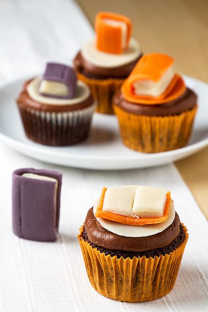 Totally have to do this for my English classes end of year parties! Because that's what you do when you don't have a final paper instead of final exams! :P Book Cupcakes, Book Cakes, Book Cake, Cupcakes Decorados, Cupcake Designs, Fun Cupcakes, Yummy Cupcakes, Game Ideas, Beignets