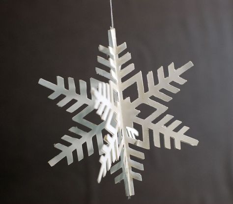 Paper Ornaments Diy, Foam Christmas Ornaments, 3d Paper Snowflakes, Diy Christmas Snowflakes, Christmas Paper Craft, Snowflake Cutouts, How To Make Snowflakes, Paper Angel, 3d Snowflakes