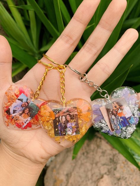 Resin Photo Keychain, Keychain Picture, Aesthetic Keychain, Keychain Aesthetic, Keychain Photo, Resin Photo, Picture Keychain, Keychain Resin, Diy Resin Projects