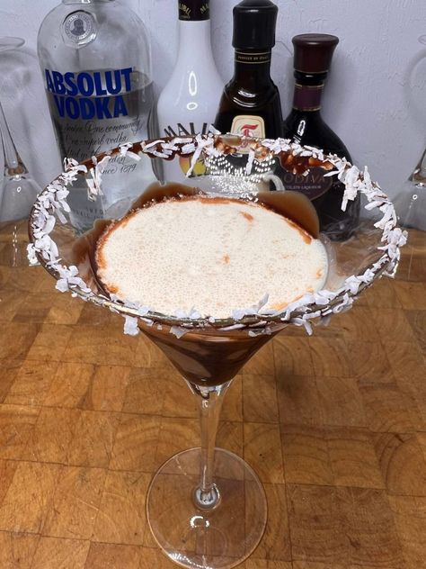 Almond Joy Martini Recipe, Chocolate Martini Recipe, Strawberry Martini, Peppermint Martini, Chocolate And Coconut, Almond Chocolate, Rum Cream, Godiva Chocolate, Chocolate Martini