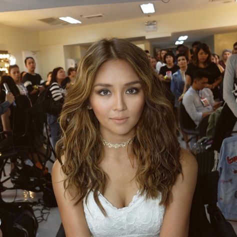 Balayage For Morena Skin, Barcelona Hairstyle, Kathryn Bernardo Hairstyle, Hair Color For Morena Skin, Hair Color For Tan Skin, Hair Color For Morena, Girl Hair Colors, Abs Cbn, Kathryn Bernardo