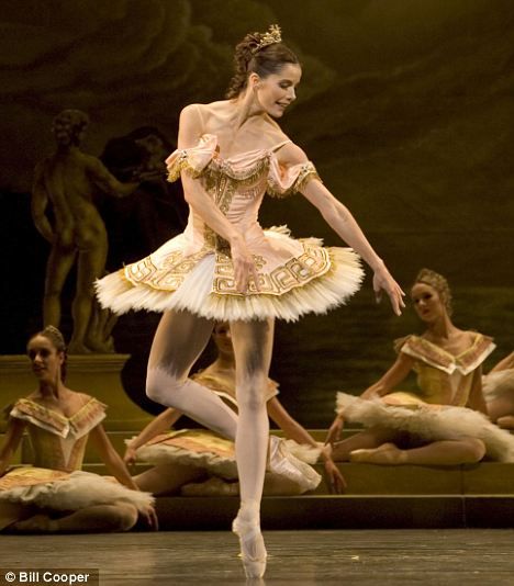 Darcey Bussell--- a Principal Dancer with the Royal Ballet for 17 years Darcy Bussell, Darcey Bussell, Ballet Positions, The Royal Ballet, Vintage Ballet, Ballet Beauty, Dance Like No One Is Watching, Ballet Photos, Dance Tights