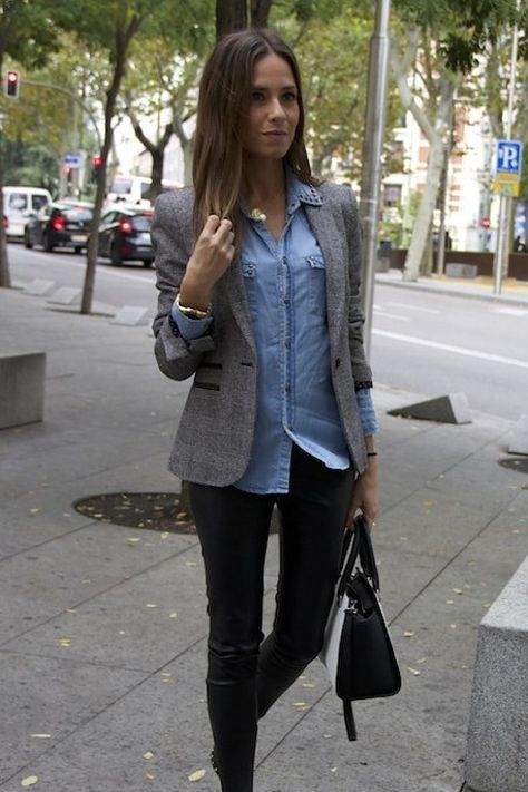 Lista para esa reunión de trabajo: camisa de denim, blazer gris, leggings tipo cuero y un buen bolso. | 18 Looks ideales para las chicas que son felices usando leggings negros Outfit Con Blazer Gris Casual, Outfit Saco Gris, Outfit Con Blazer Gris, Gray Blazer Outfit Women, Look Working Girl, Summer Office Outfits, Looks Jeans, Ladies Day Dresses, Blazer Outfits For Women