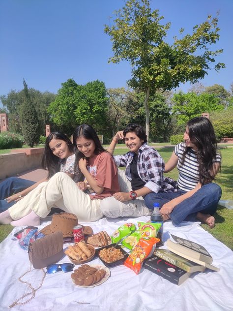 Picnic with friends Picnic With Friends Aesthetic, Desi Picnic, Picnic Aesthetic Friends, Picnic Planning, Picnic With Friends, Picnic Aesthetic, Picnic Inspiration, Bracelets Patterns, Instagram My Story