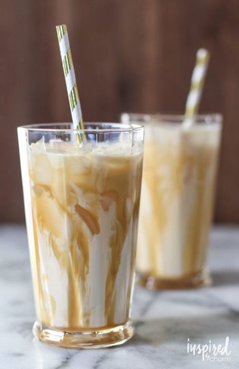 Salted Caramel White Russians #saltedcaramel #caramel #fallcocktail #whiterussian #kahlua #recipe Boozy Drinks, White Russian, Fancy Drinks, Milk Shakes, Jello Shots, Alcoholic Beverages, Holiday Cocktail Recipe, Alcohol Drink Recipes, Drinks Alcohol Recipes