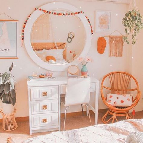 Soccer Decor, Bedroom Orange, Cute Bedroom Ideas, Dekorasi Kamar Tidur, Eclectic Bedroom, Mirror On The Wall, Cute Room Ideas, Teen Bedroom Decor, Color Theme