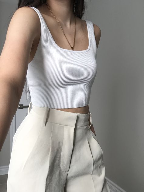 Aritzia Sculpt Knit Tank, Aritzia Style Summer, Neutral Aesthetic Outfits Summer, Minimalism Outfit Aesthetic, Minimalist Clothes Aesthetic, Aritzia Summer Outfits, Minimalistic Aesthetic Outfits, Aritzia Aesthetic Outfits, Aritzia Outfit Aesthetic