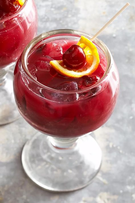 15 Homemade Fresh Sangria Recipes to Enjoy All Year Long Cherry Sangria, Best Sangria Recipe, Orange Sangria, Homemade Sangria, Strawberry Sangria, Red Wine Sangria, Cherry Syrup, Peach Sangria, Red Sangria