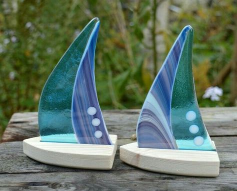 Skibe m sejl Fused Glass Boats, Ikea Mirrors, Curtains Ikea, Tiffany Glass Art, Glass Boat, Fused Glass Panel, Fused Glass Wall Art, Art Glass Jewelry, Glass Fusion Ideas