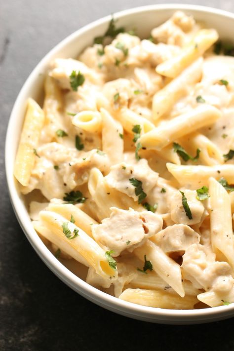 One Pot Cheesy Chicken Alfredo Recipe (Simple Ingredients) Cheesy Chicken Alfredo, Classic Meals, Pasta With Chicken, Chicken Alfredo Recipes, Six Sisters Stuff, Dried Basil, Homemade Alfredo, Alfredo Sauce Recipe, Homemade Alfredo Sauce