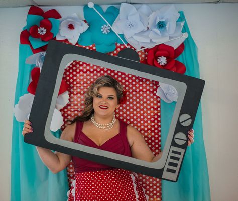 50's themed bridal shower. Flower wall. Bridal Shower Flower Wall, Pin Up Party, 50s Theme Parties, Retro Bridal Showers, Sock Hop Party, 80s Party Decorations, Rock N Roll Party, Themed Bridal Shower, Sock Hop