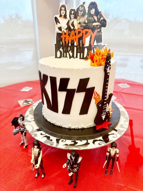 Kiss band cake by gycakepops Kiss Birthday Party, Band Cake, Rock Star Birthday, Birthday Kiss, Star Birthday, Kiss Band, Phone Stuff, 11th Birthday, Rock Star