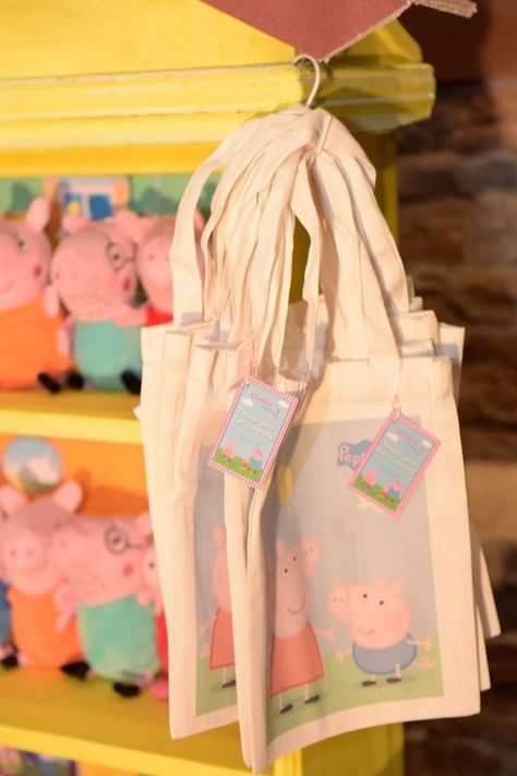 Peppa Pig Goodie Bag Ideas, Peppa Pig Party Table, Peppa Pig Favors, Pig Themed Party, Bday Party Boy, Peppa Pig Party Favors, Peppa Pig Birthday Decorations, Peppa Pig Birthday Party Decorations, Peppa Pig Cartoon