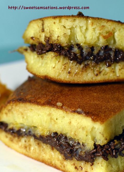 Martabak ini di buat dengan rasa cinta menjadikan martabak yang enak dan nikmat didalamnya berisi keju, coklat dan kacang yang siap mengoyang lidah. Sweet Pancakes, Indonesian Desserts, Indonesian Recipes, Honeycomb Texture, Filipino Cuisine, Indonesian Cuisine, Asian Desserts, Guest Blogging, Indonesian Food