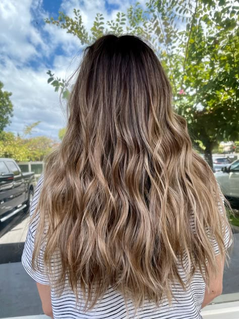 Sun Kissed Bronde Hair, Beach Hair Cut, Balyage Long Hair, Beach Blonde Hair, Hair Winter, Long Hair Highlights, Hear Style, Amber Hair, Brown Wavy Hair