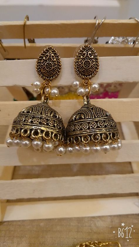 Gold based oxidised jhumka Diy Indian Earrings, Oxidised Jhumka, Oxidised Jewelry, Junk Jewelry, Silver Jewellery Indian, Jewellery Indian, Earring Designs, Indian Earrings, Earrings Inspiration