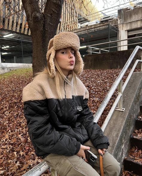 Trapper Hat Outfit, Sofia Coelho, Stylish Winter Hats, Aviator Cap, Hat Aesthetic, Knitwear Trends, Cap Outfit, Capsule Outfits, Outfits With Hats