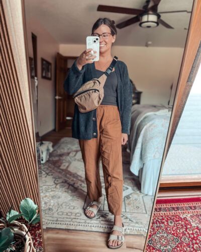 Mom Style Jeans Outfit, Midsize Free People, 2024 Casual Style, Outdoorsy Business Casual, Layered Neutrals Outfit, Simple Mom Outfits Casual, Outdoor Mom Style, Outdoorsy Mom Style, Outdoorsy Business Casual Women