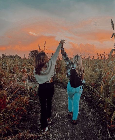 Cute Fall Best Friend Pictures, Fall Pictures With Best Friend, Bestie Fall Photoshoot, Fall Bestie Photoshoot, Friends Fall Photoshoot, Fall Best Friend Photoshoot, Fall Besties, Besties Photoshoot, Bestie Shoot