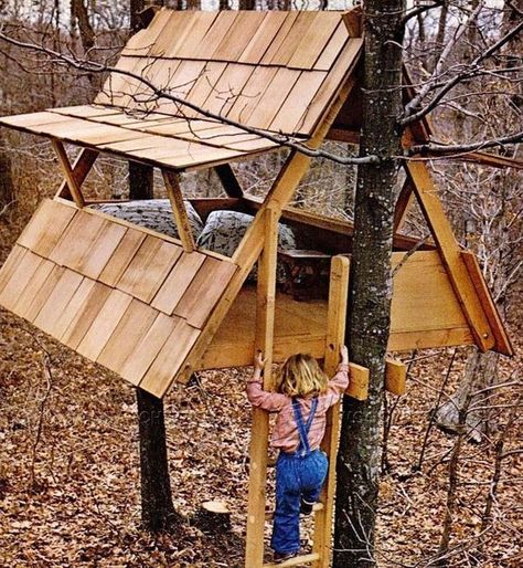 If you’re looking to build a treehouse, we’ve got you covered. We’ve assembled a mega-list of 38 different DIY tree house plans from around the internet. Diy Tree House, Simple Tree House, Beautiful Tree Houses, Supraviețuire Camping, Building A Treehouse, Tree Fort, Tree House Plans, Tree House Diy, Tree House Kids